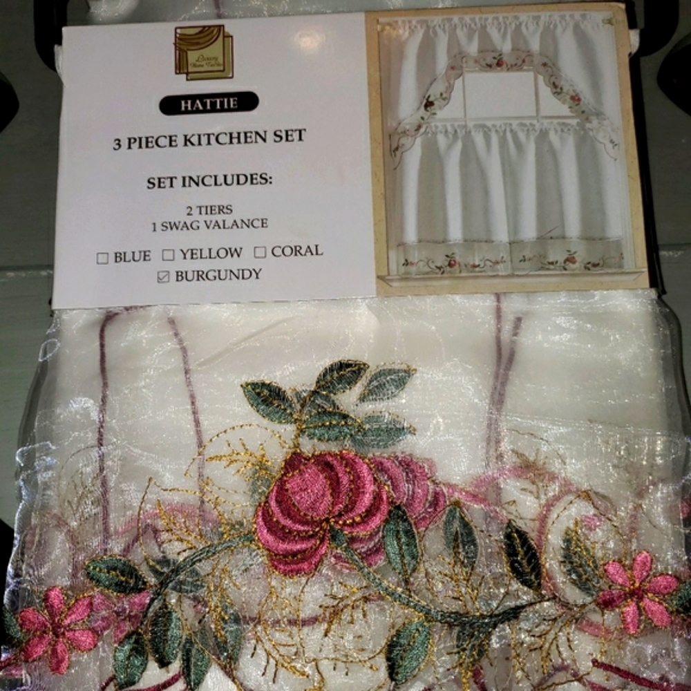NWT Hattie 3 piece kitchen curtain set